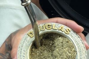 道格拉斯-路易斯晒专属马黛茶杯：愿上帝宽恕那些心存恶念之人