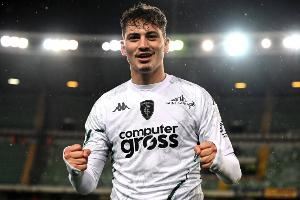 记者：卡利亚里领跑S-埃斯波西托竞争，报价450万欧+30%转售分成