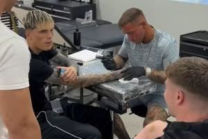 两年前社媒中就曾出现👀邮报：加纳乔纹身时被拍到拿着电子烟