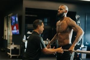 Skip：偶遇老詹的训练师 以为他要骂我 但他主动找我搭话态度很好