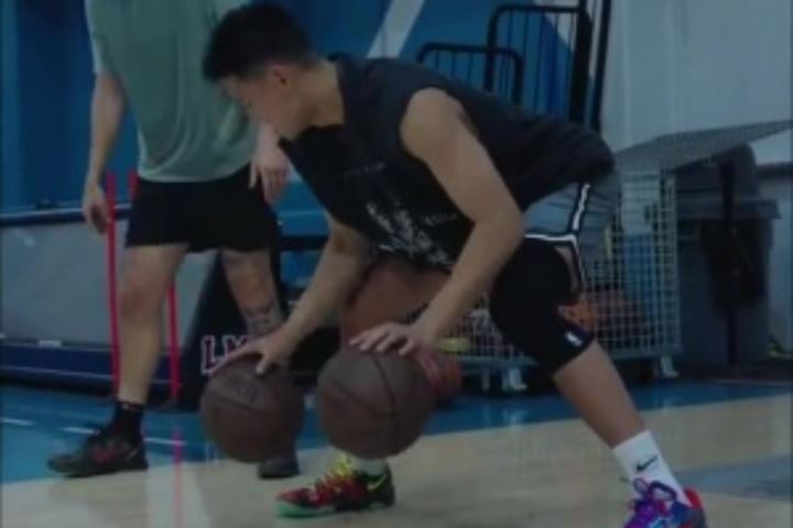 大量有球训练！经纪公司发布崔永熙最新球场视频