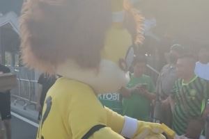 其乐融融！青岛西海岸吉祥物赛前为国安远征球迷送上雪糕