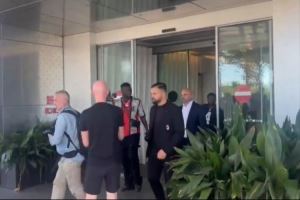 锋霸到来！记者晒博尼法斯飞抵米兰城视频，即将接受米兰的体检