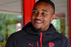 记者：莱奥将恩昆库首次介绍进米兰更衣室，他柜子选在迈尼昂旁边