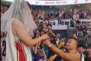 甜蜜暴击！詹姆斯中国行现场惊现球迷求婚💍