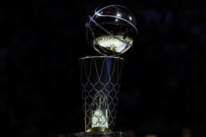 21世纪NBA最强和最弱的总冠军分别是哪一年的哪支球队？