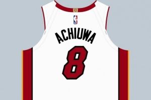 签一年合同！球衣记者：阿丘瓦在热火穿8号球衣