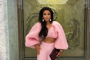 嫂子真美！知名主持人、前NBA球员肯尼-史密斯求婚成功！