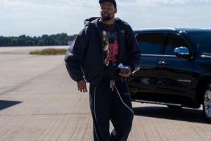 客战鹈鹕！火箭晒登机照：KD穿羽绒服气质逼人 电风扇随队出征