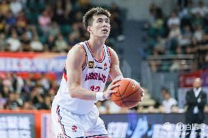 媒体人：郭艾伦不随龙狮赴美备战很正常 他商业价值高&地位超然