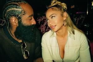 🍑哈登女友身份曝光：比登哥大一岁 即将给登哥送“爸辅”